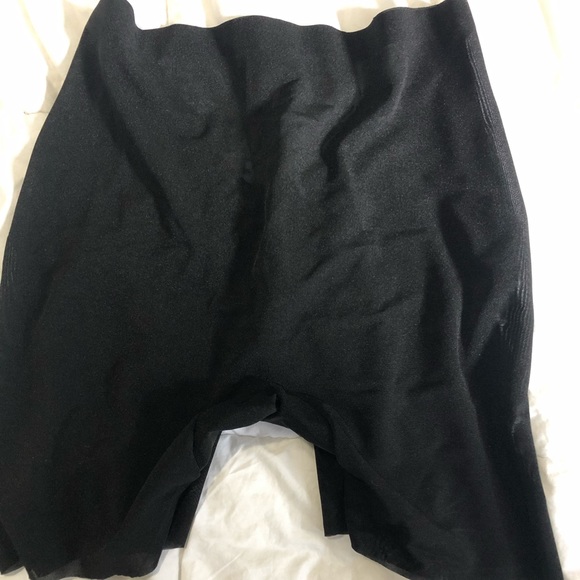 SKIMS shaper wear. SHEER SCULPT LOW BACK SHORT - Picture 2 of 4